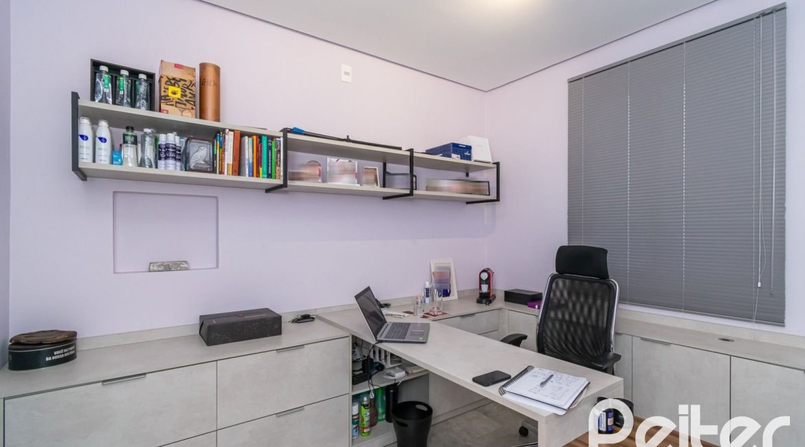 Casa à venda com 300m², 5 dormitórios, 5 suítes, 4 vagas, no bairro Jardim Isabel em Porto Alegre