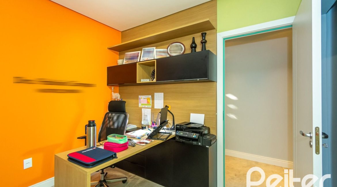 Casa à venda com 300m², 5 dormitórios, 5 suítes, 4 vagas, no bairro Jardim Isabel em Porto Alegre