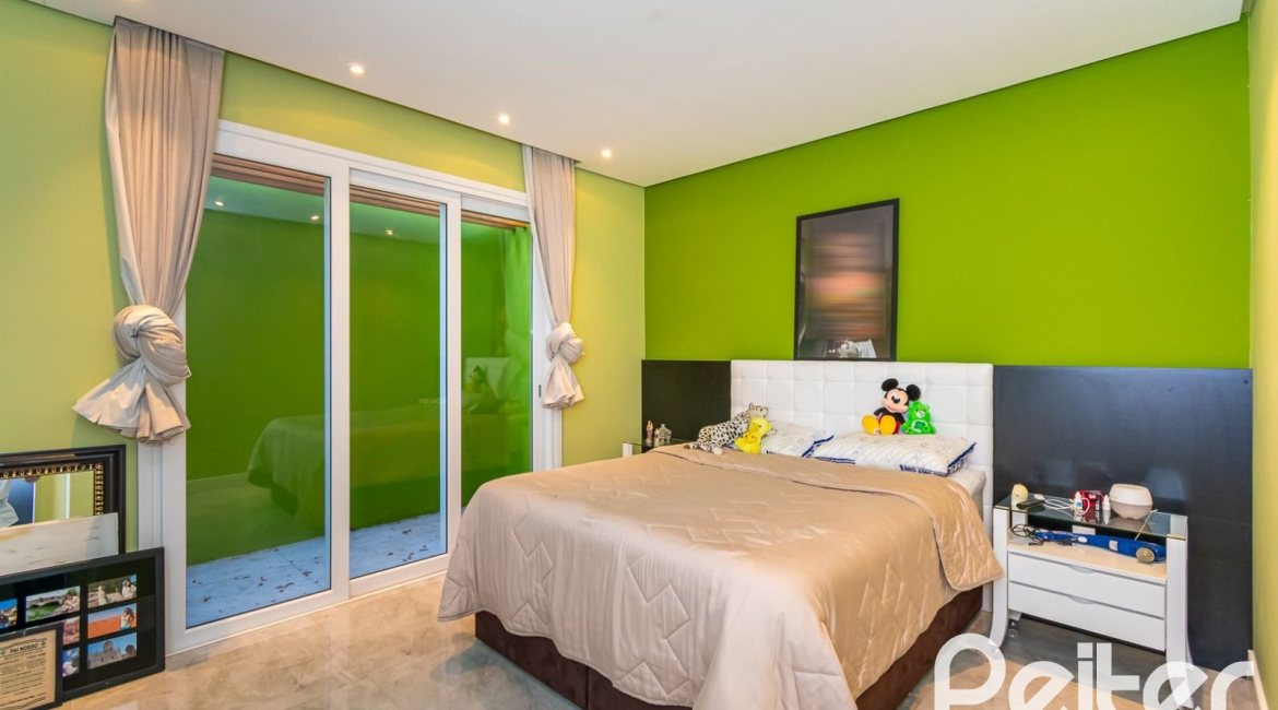 Casa à venda com 300m², 5 dormitórios, 5 suítes, 4 vagas, no bairro Jardim Isabel em Porto Alegre