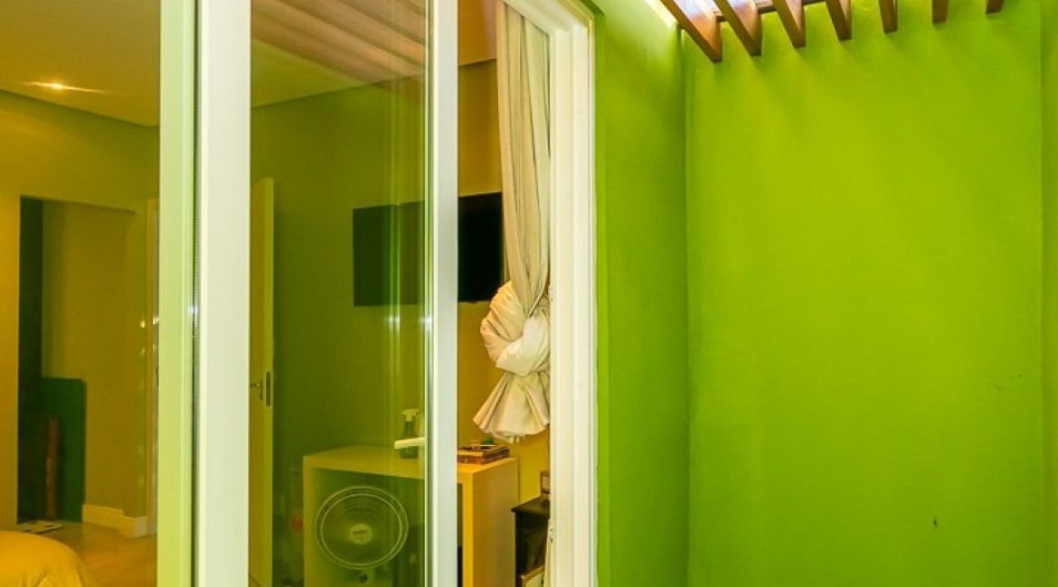 Casa à venda com 300m², 5 dormitórios, 5 suítes, 4 vagas, no bairro Jardim Isabel em Porto Alegre