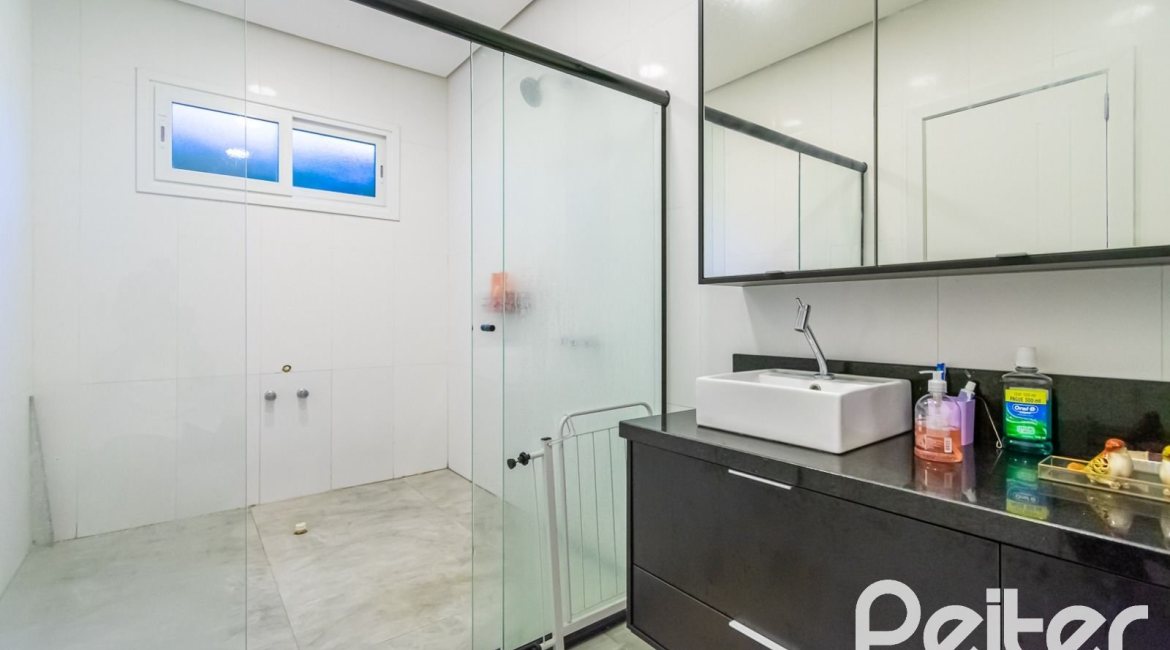 Casa à venda com 300m², 5 dormitórios, 5 suítes, 4 vagas, no bairro Jardim Isabel em Porto Alegre