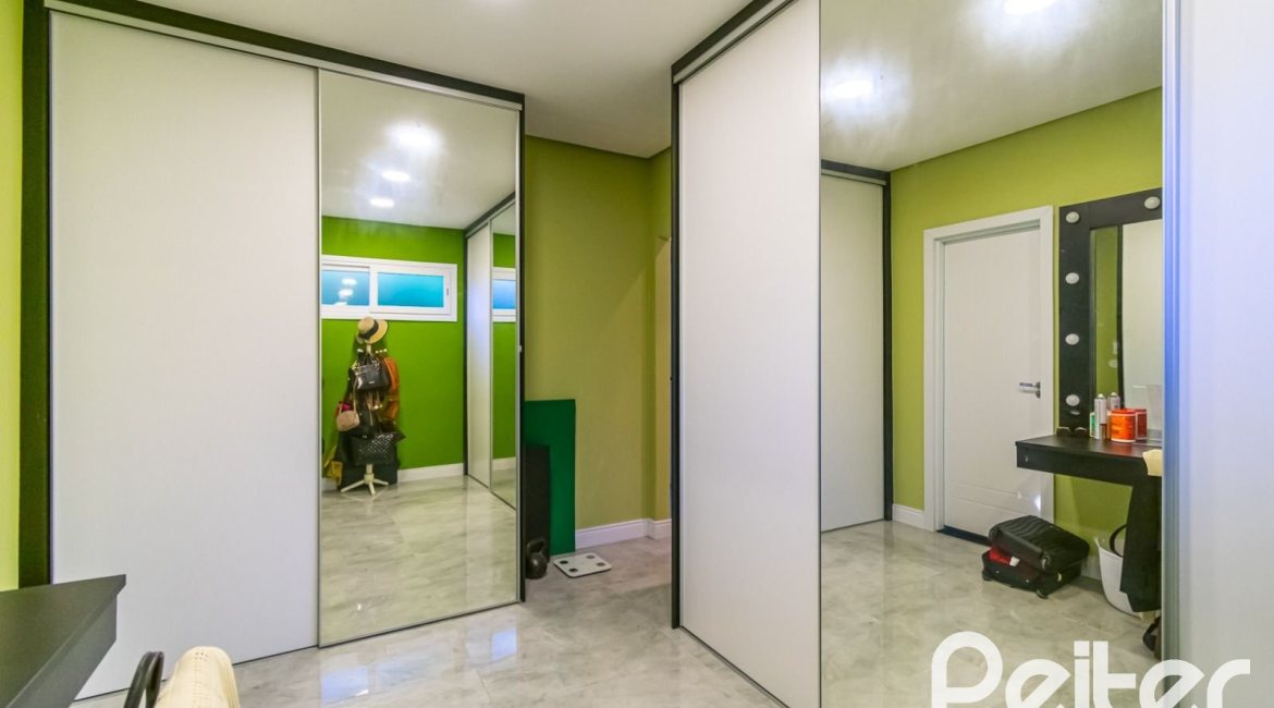 Casa à venda com 300m², 5 dormitórios, 5 suítes, 4 vagas, no bairro Jardim Isabel em Porto Alegre