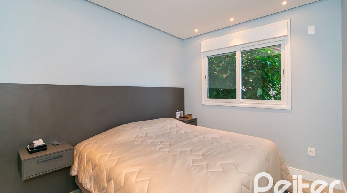 Casa à venda com 300m², 5 dormitórios, 5 suítes, 4 vagas, no bairro Jardim Isabel em Porto Alegre