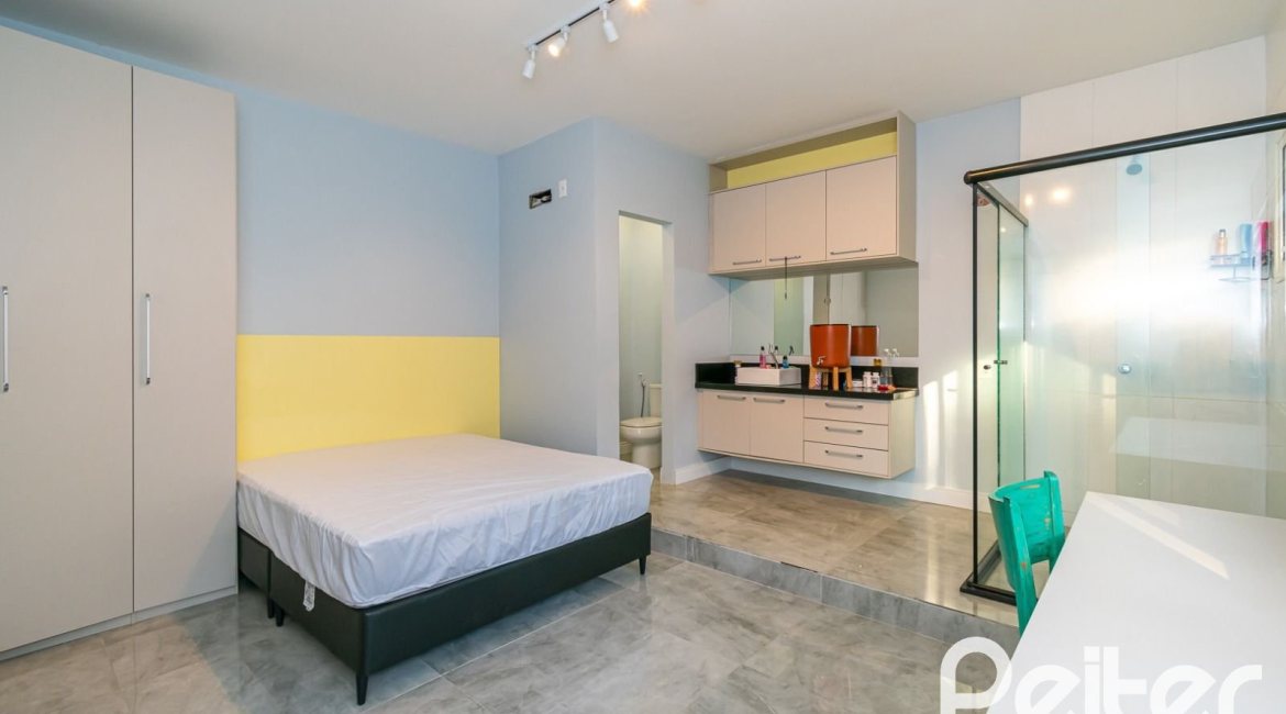 Casa à venda com 300m², 5 dormitórios, 5 suítes, 4 vagas, no bairro Jardim Isabel em Porto Alegre