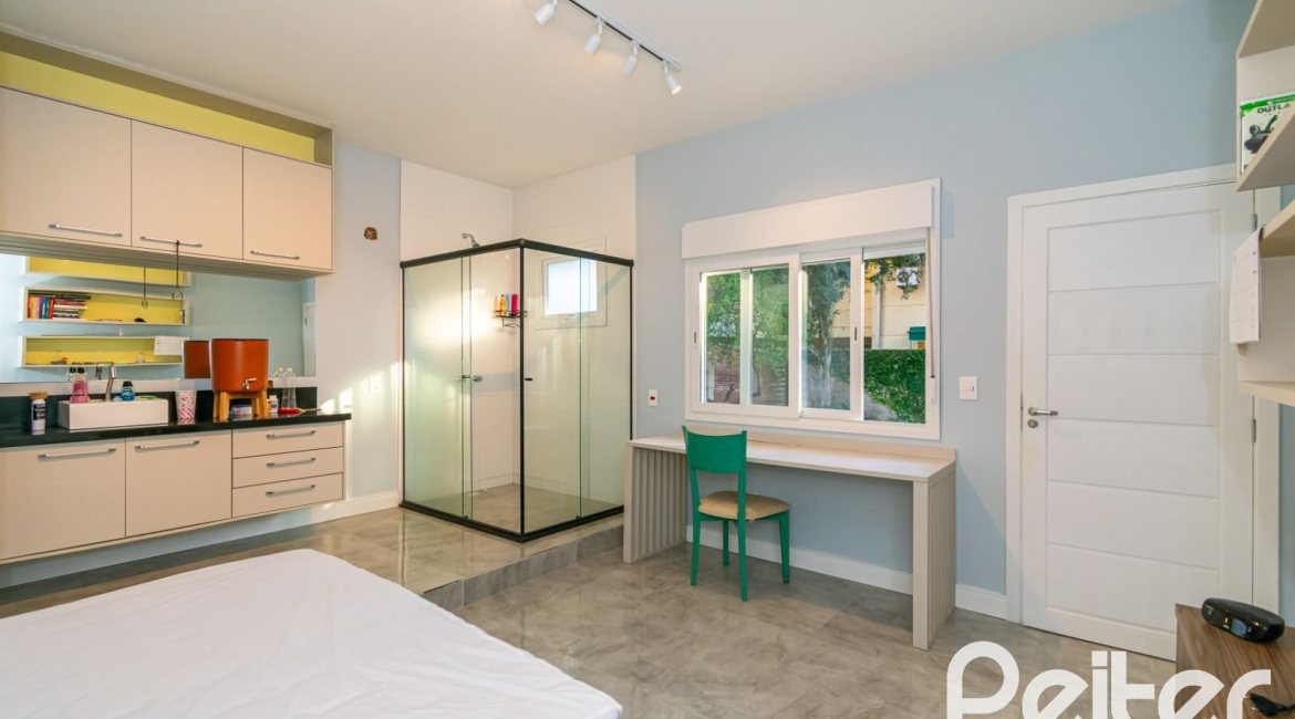 Casa à venda com 300m², 5 dormitórios, 5 suítes, 4 vagas, no bairro Jardim Isabel em Porto Alegre