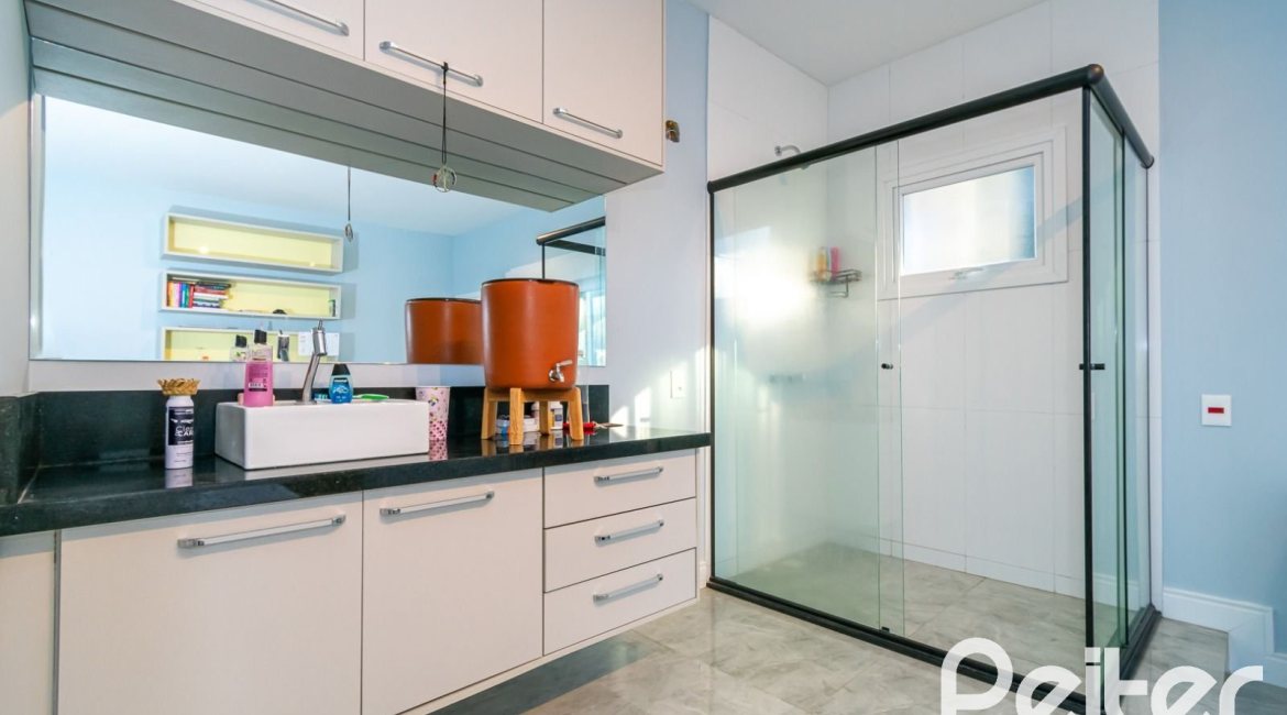 Casa à venda com 300m², 5 dormitórios, 5 suítes, 4 vagas, no bairro Jardim Isabel em Porto Alegre