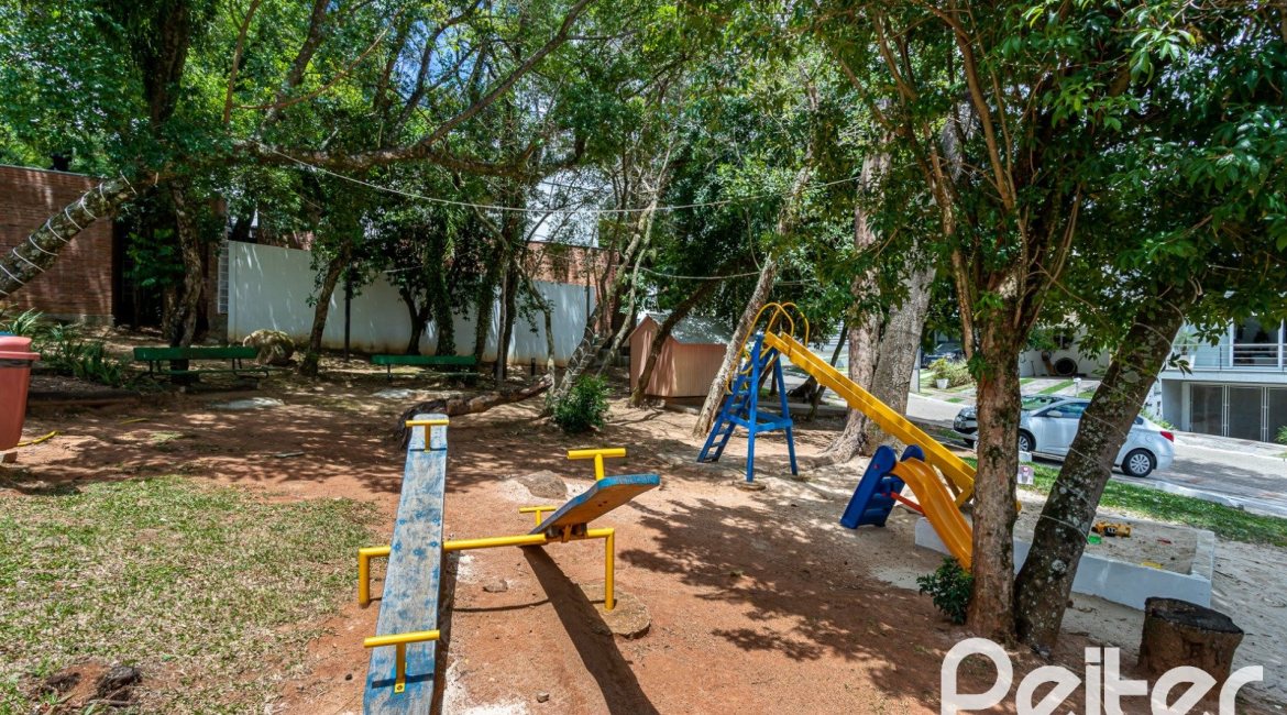 Casa em Condomínio à venda com 190m², 3 dormitórios, 1 suíte, 2 vagas, no bairro Vila Nova em PORTO ALEGRE