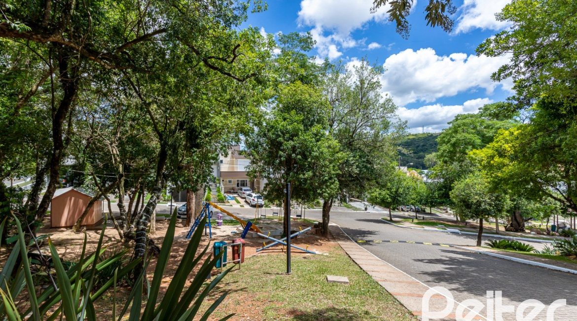 Casa em Condomínio à venda com 190m², 3 dormitórios, 1 suíte, 2 vagas, no bairro Vila Nova em PORTO ALEGRE