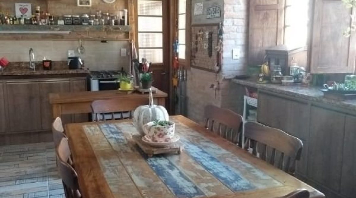 Casa à venda com 107m², 3 dormitórios, 1 suíte, 3 vagas, no bairro Guarujá em Porto Alegre