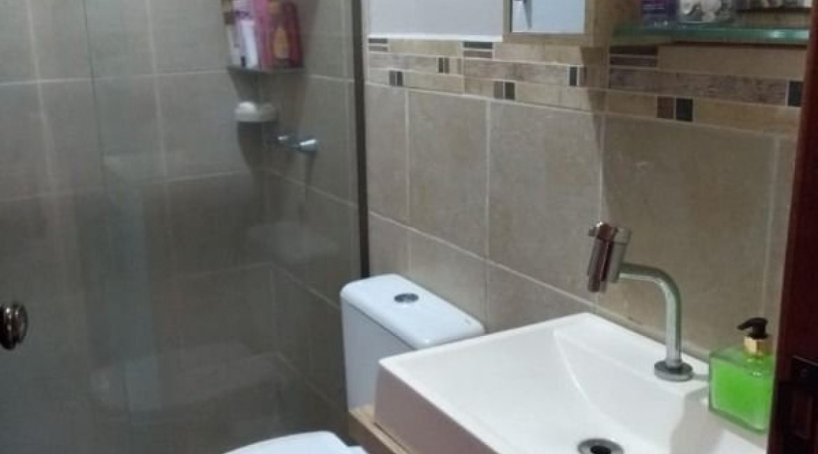 Casa à venda com 107m², 3 dormitórios, 1 suíte, 3 vagas, no bairro Guarujá em Porto Alegre