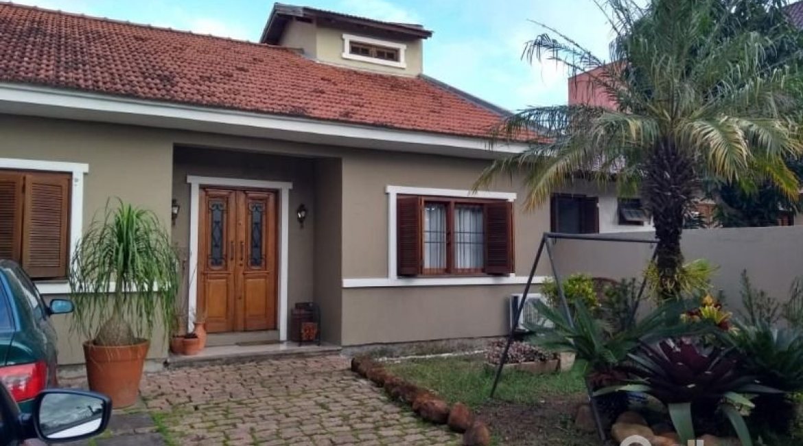 Casa à venda com 107m², 3 dormitórios, 1 suíte, 3 vagas, no bairro Guarujá em Porto Alegre