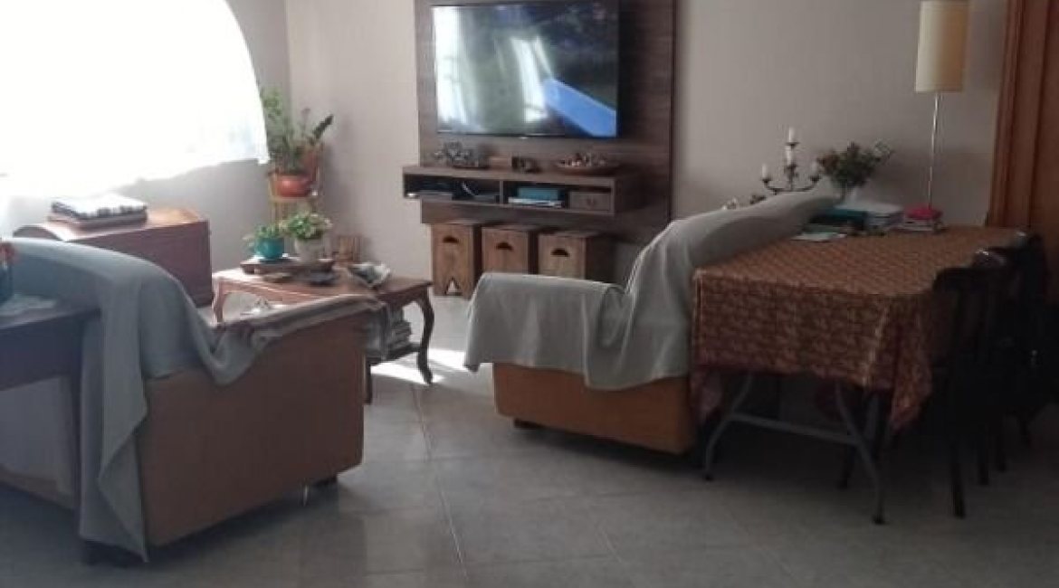 Casa à venda com 107m², 3 dormitórios, 1 suíte, 3 vagas, no bairro Guarujá em Porto Alegre