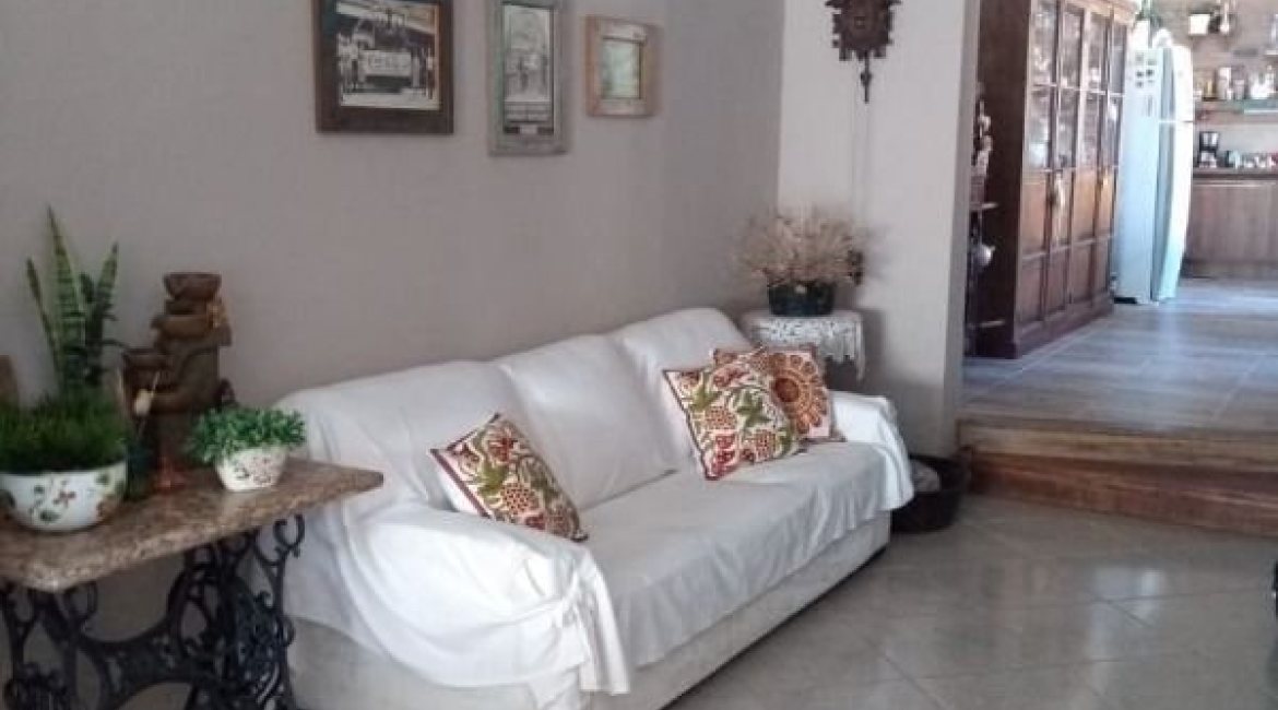 Casa à venda com 107m², 3 dormitórios, 1 suíte, 3 vagas, no bairro Guarujá em Porto Alegre