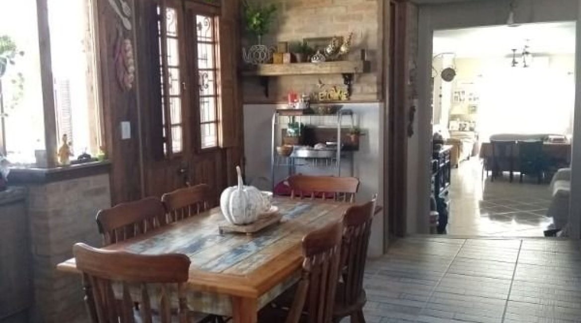 Casa à venda com 107m², 3 dormitórios, 1 suíte, 3 vagas, no bairro Guarujá em Porto Alegre