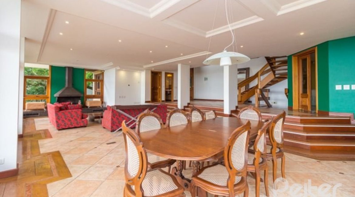 Casa à venda com 1107m², 4 dormitórios, 4 suítes, 8 vagas, no bairro Vila Assunção em Porto Alegre