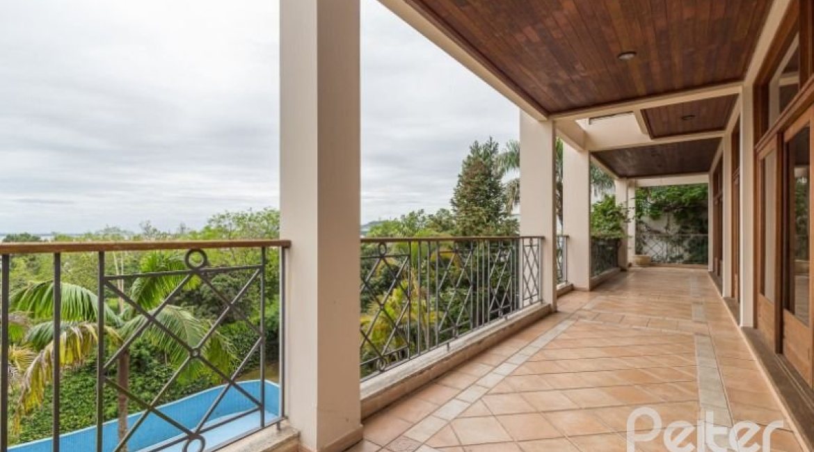 Casa à venda com 1107m², 4 dormitórios, 4 suítes, 8 vagas, no bairro Vila Assunção em Porto Alegre