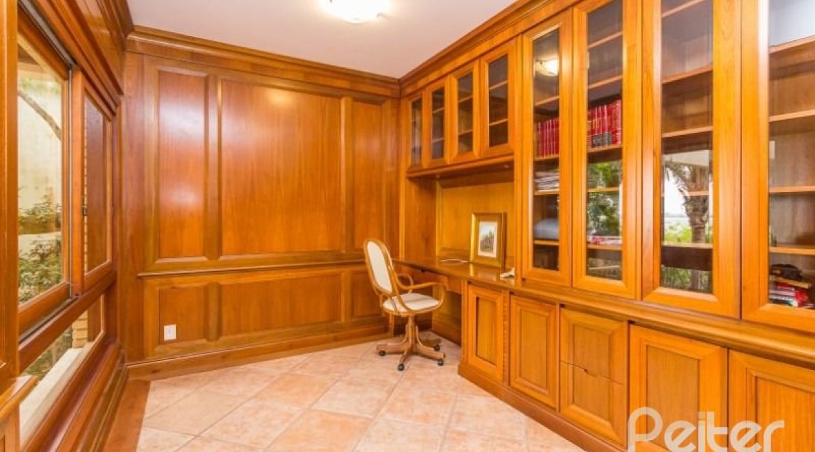 Casa à venda com 1107m², 4 dormitórios, 4 suítes, 8 vagas, no bairro Vila Assunção em Porto Alegre