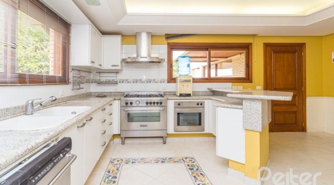 Casa à venda com 1107m², 4 dormitórios, 4 suítes, 8 vagas, no bairro Vila Assunção em Porto Alegre