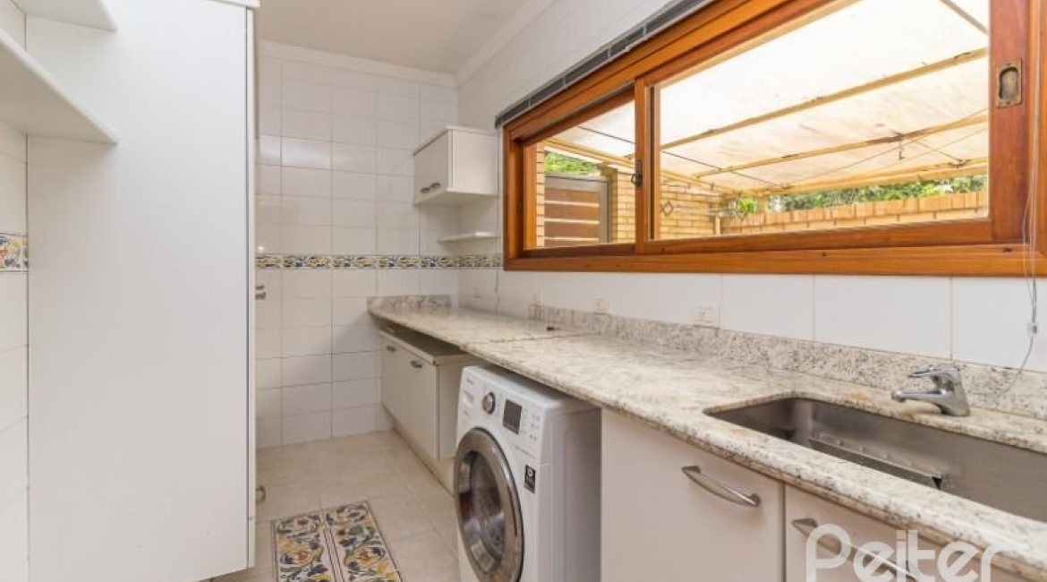 Casa à venda com 1107m², 4 dormitórios, 4 suítes, 8 vagas, no bairro Vila Assunção em Porto Alegre