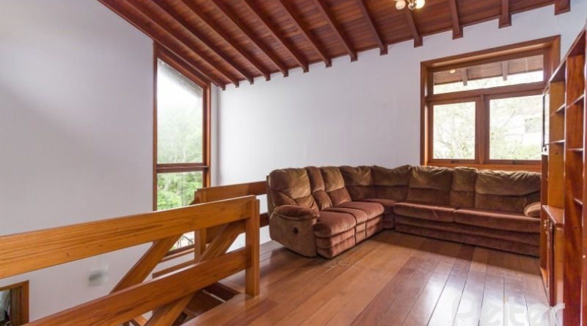 Casa à venda com 1107m², 4 dormitórios, 4 suítes, 8 vagas, no bairro Vila Assunção em Porto Alegre