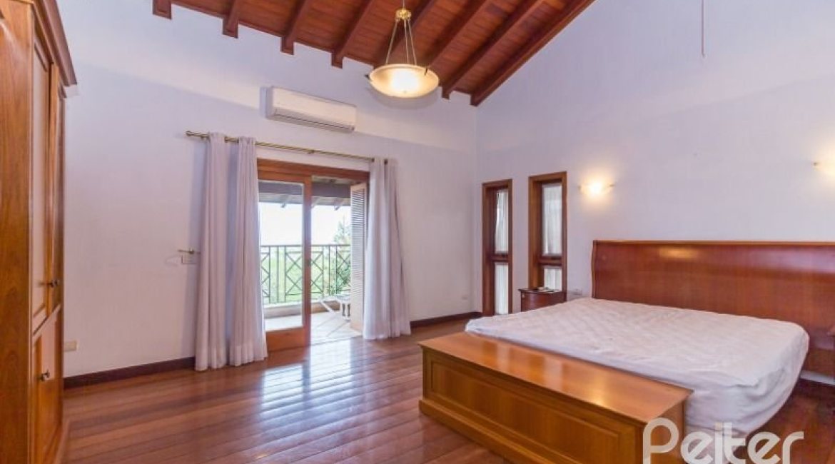 Casa à venda com 1107m², 4 dormitórios, 4 suítes, 8 vagas, no bairro Vila Assunção em Porto Alegre