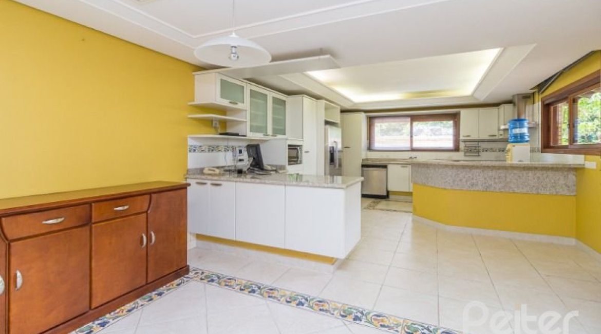 Casa à venda com 1107m², 4 dormitórios, 4 suítes, 8 vagas, no bairro Vila Assunção em Porto Alegre