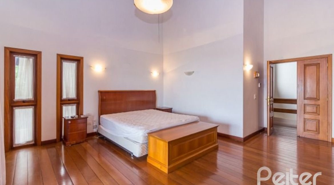 Casa à venda com 1107m², 4 dormitórios, 4 suítes, 8 vagas, no bairro Vila Assunção em Porto Alegre