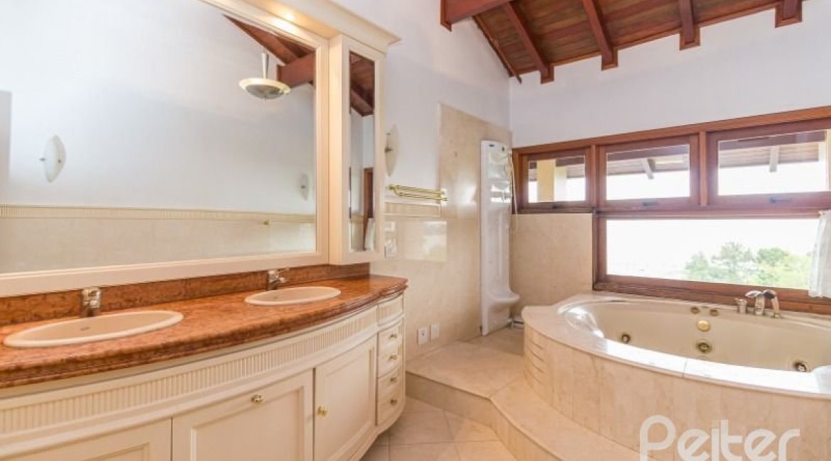 Casa à venda com 1107m², 4 dormitórios, 4 suítes, 8 vagas, no bairro Vila Assunção em Porto Alegre