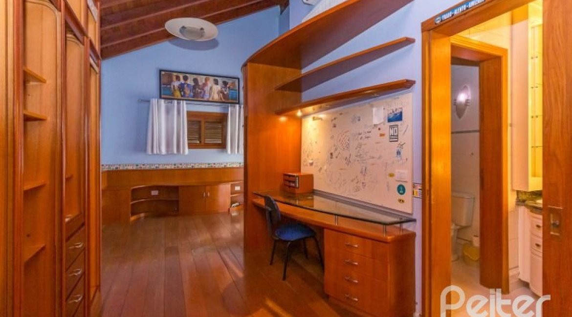 Casa à venda com 1107m², 4 dormitórios, 4 suítes, 8 vagas, no bairro Vila Assunção em Porto Alegre