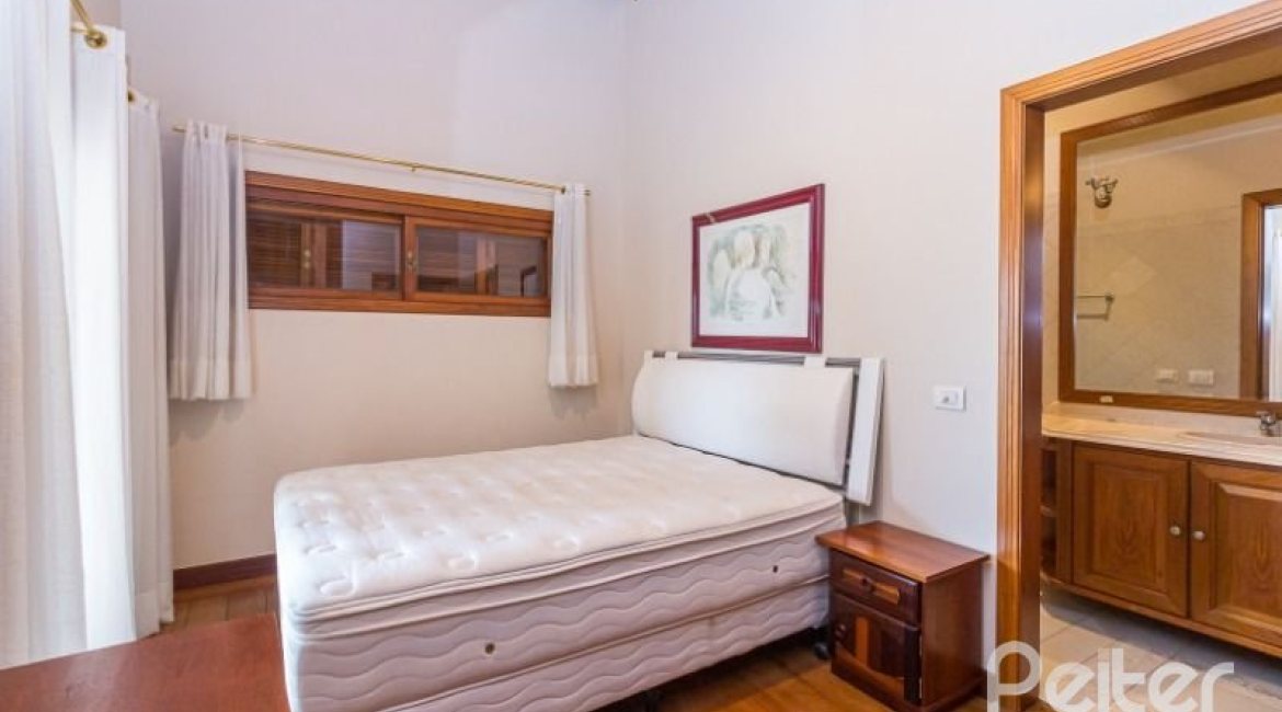 Casa à venda com 1107m², 4 dormitórios, 4 suítes, 8 vagas, no bairro Vila Assunção em Porto Alegre