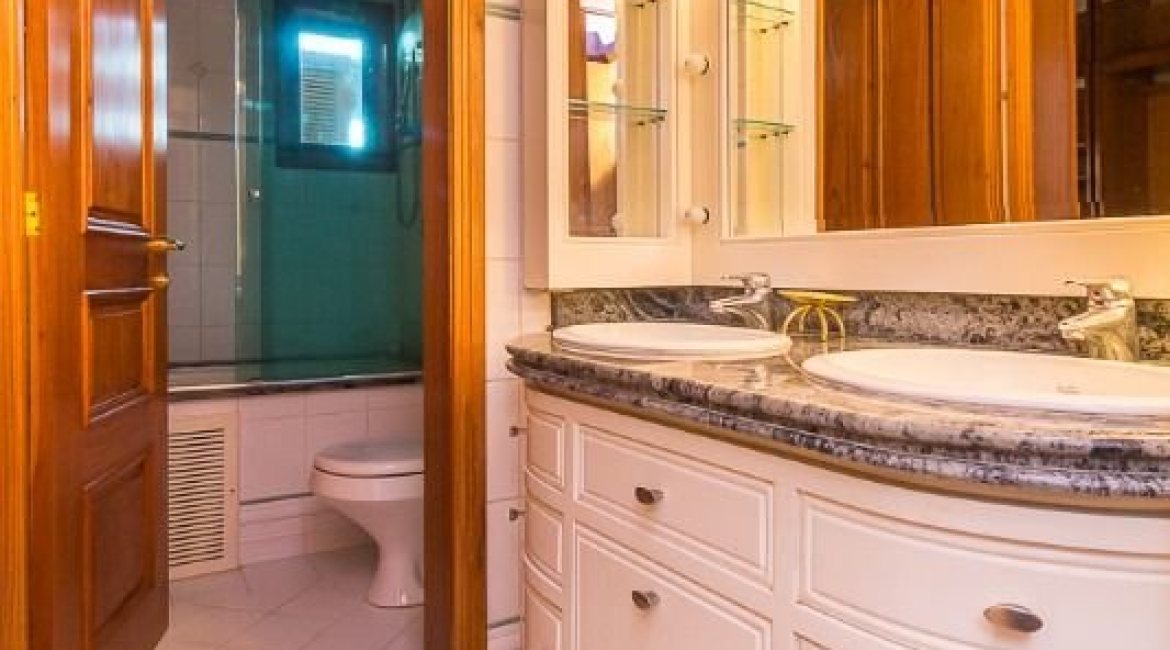 Casa à venda com 1107m², 4 dormitórios, 4 suítes, 8 vagas, no bairro Vila Assunção em Porto Alegre