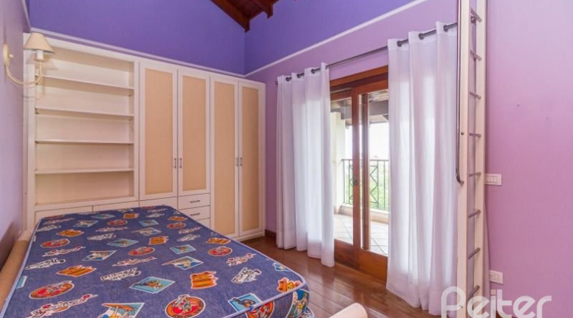 Casa à venda com 1107m², 4 dormitórios, 4 suítes, 8 vagas, no bairro Vila Assunção em Porto Alegre