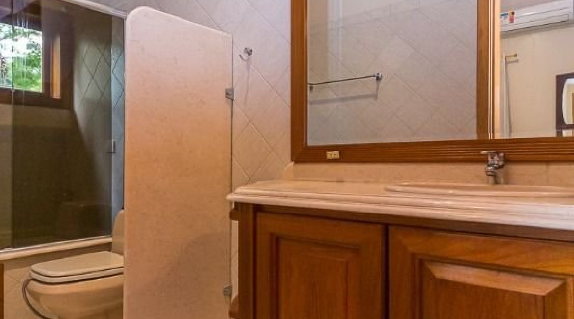 Casa à venda com 1107m², 4 dormitórios, 4 suítes, 8 vagas, no bairro Vila Assunção em Porto Alegre