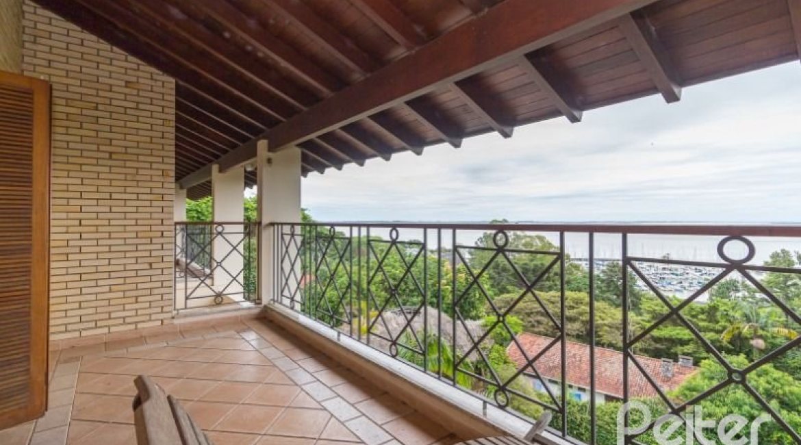 Casa à venda com 1107m², 4 dormitórios, 4 suítes, 8 vagas, no bairro Vila Assunção em Porto Alegre