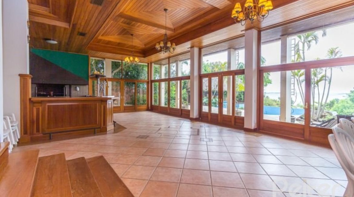 Casa à venda com 1107m², 4 dormitórios, 4 suítes, 8 vagas, no bairro Vila Assunção em Porto Alegre