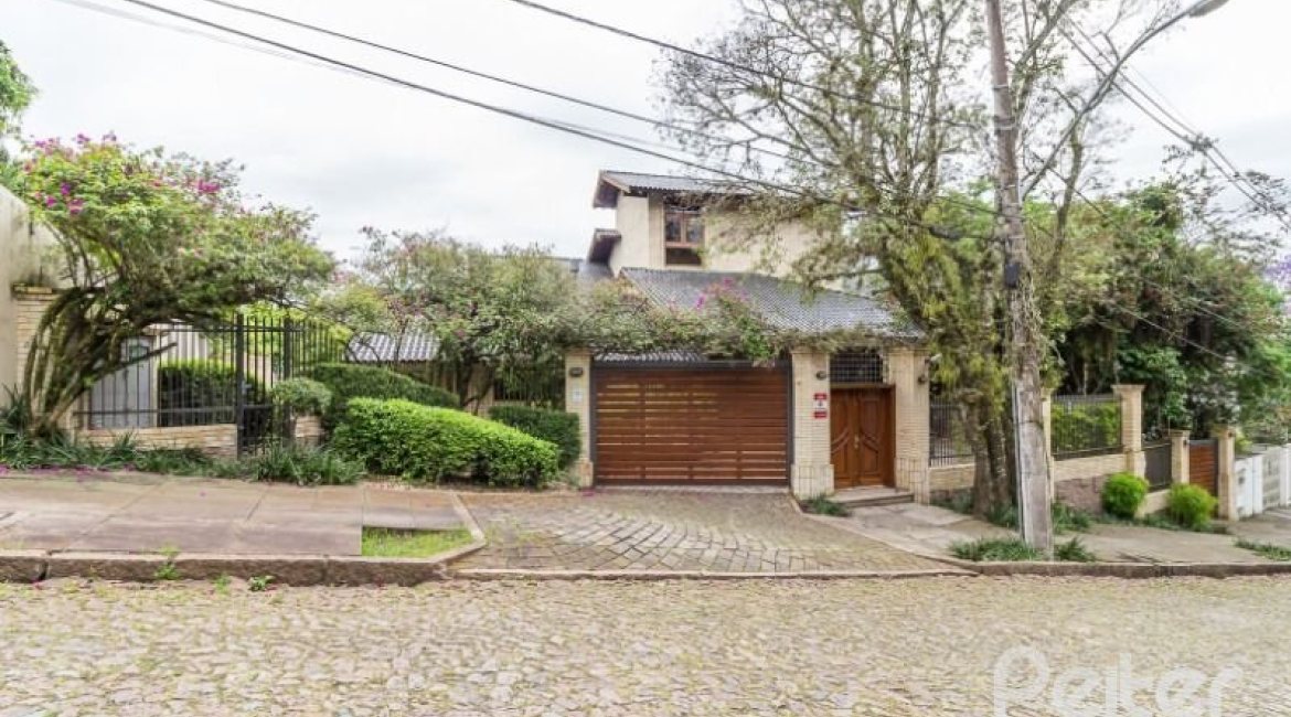 Casa à venda com 1107m², 4 dormitórios, 4 suítes, 8 vagas, no bairro Vila Assunção em Porto Alegre
