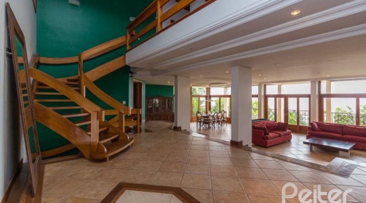 Casa à venda com 1107m², 4 dormitórios, 4 suítes, 8 vagas, no bairro Vila Assunção em Porto Alegre