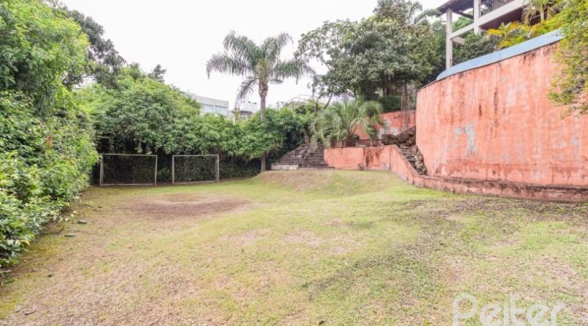 Casa à venda com 1107m², 4 dormitórios, 4 suítes, 8 vagas, no bairro Vila Assunção em Porto Alegre