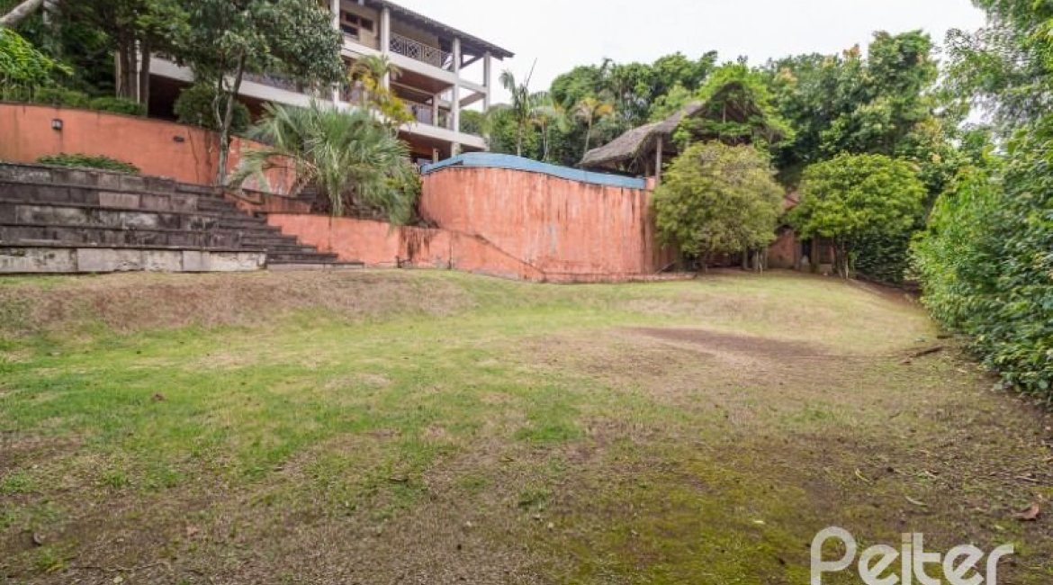 Casa à venda com 1107m², 4 dormitórios, 4 suítes, 8 vagas, no bairro Vila Assunção em Porto Alegre