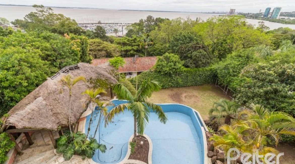 Casa à venda com 1107m², 4 dormitórios, 4 suítes, 8 vagas, no bairro Vila Assunção em Porto Alegre