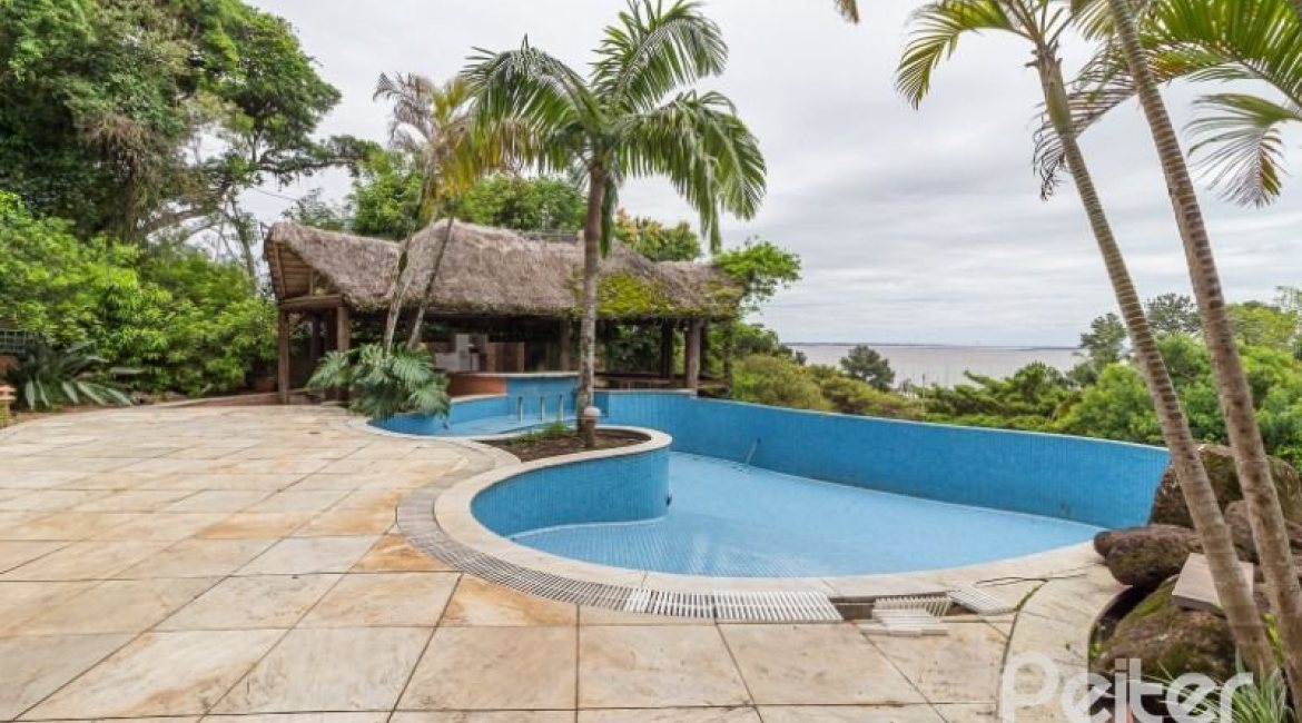 Casa à venda com 1107m², 4 dormitórios, 4 suítes, 8 vagas, no bairro Vila Assunção em Porto Alegre
