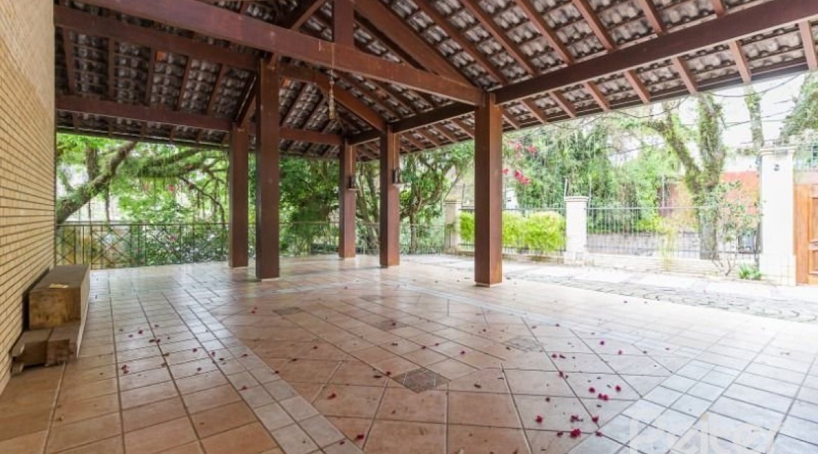 Casa à venda com 1107m², 4 dormitórios, 4 suítes, 8 vagas, no bairro Vila Assunção em Porto Alegre