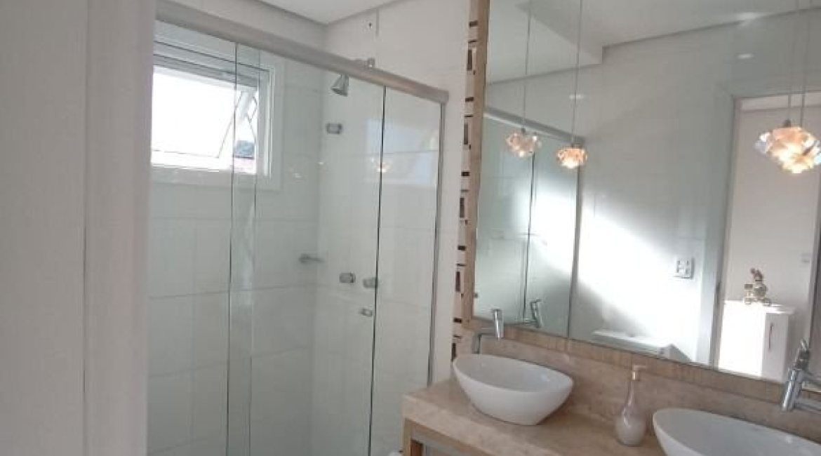 Casa à venda com 118m², 3 dormitórios, 1 suíte, 2 vagas, no bairro Hípica em Porto Alegre