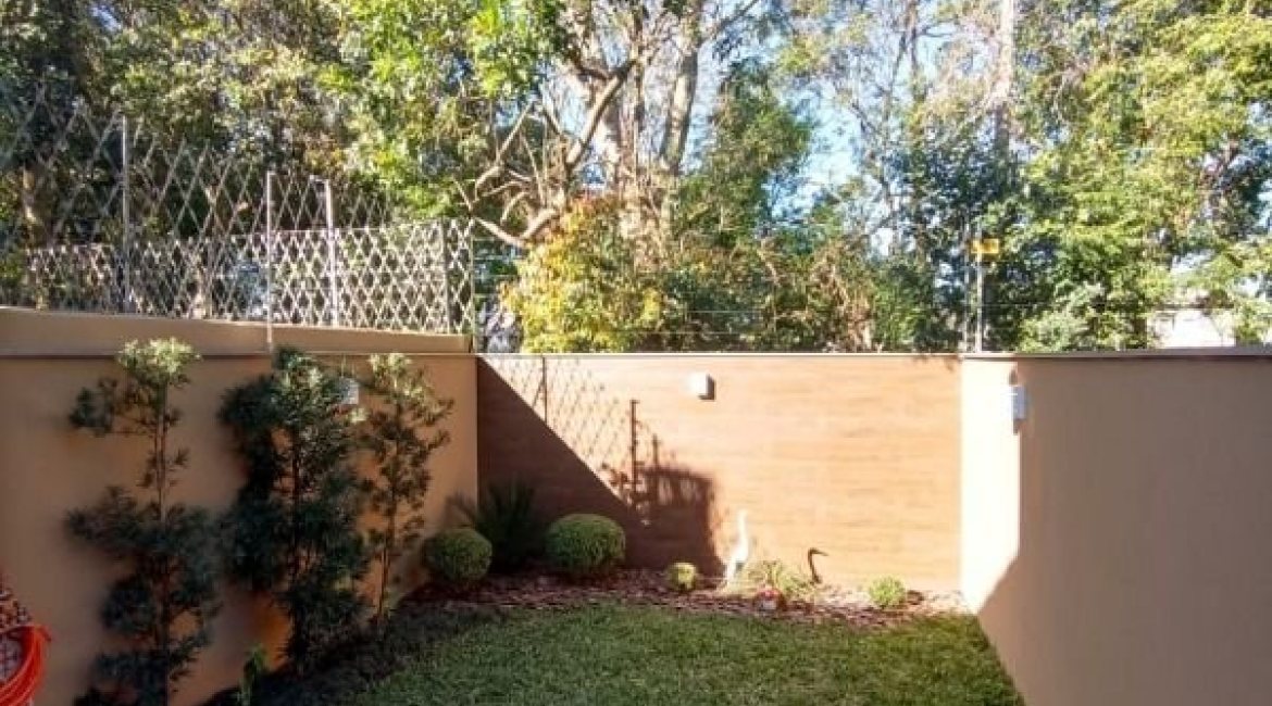 Casa à venda com 118m², 3 dormitórios, 1 suíte, 2 vagas, no bairro Hípica em Porto Alegre