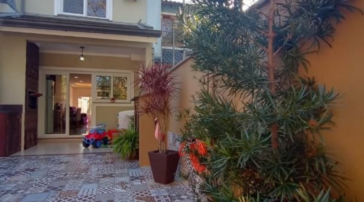 Casa à venda com 118m², 3 dormitórios, 1 suíte, 2 vagas, no bairro Hípica em Porto Alegre