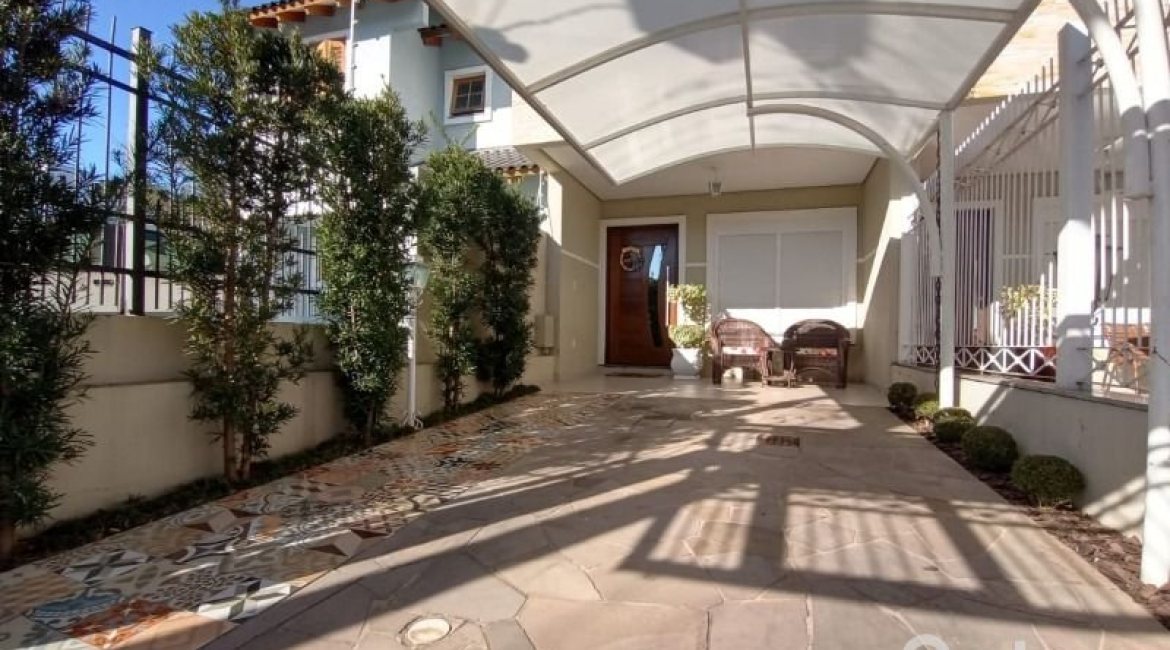 Casa à venda com 118m², 3 dormitórios, 1 suíte, 2 vagas, no bairro Hípica em Porto Alegre