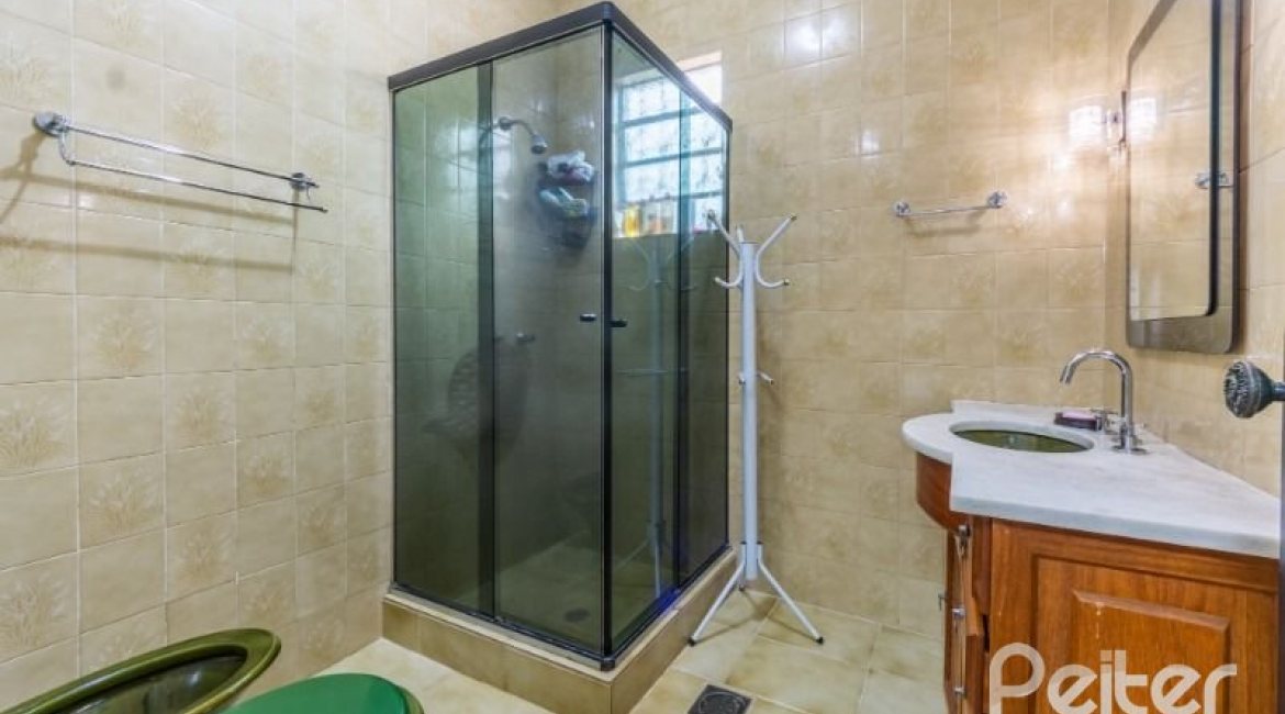 Casa à venda com 377m², 4 dormitórios, 3 suítes, 4 vagas, no bairro Vila Assunção em Porto Alegre