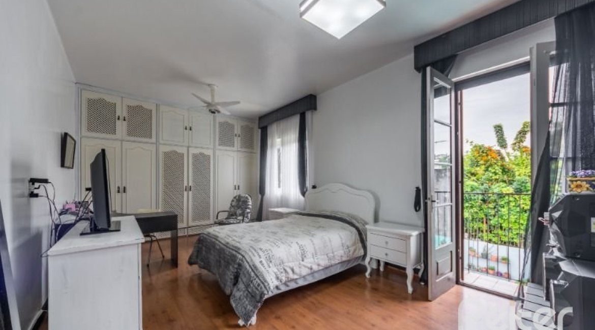 Casa à venda com 377m², 4 dormitórios, 3 suítes, 4 vagas, no bairro Vila Assunção em Porto Alegre