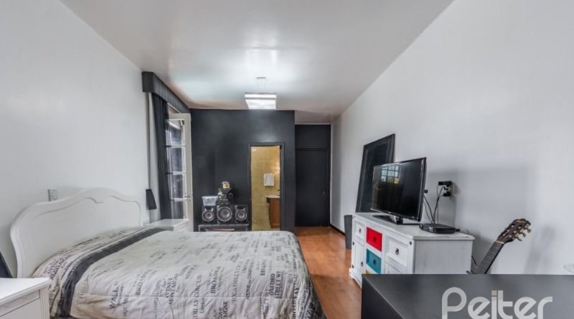Casa à venda com 377m², 4 dormitórios, 3 suítes, 4 vagas, no bairro Vila Assunção em Porto Alegre