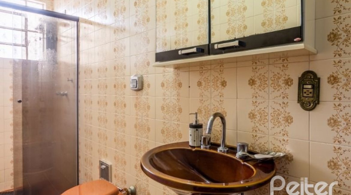 Casa à venda com 377m², 4 dormitórios, 3 suítes, 4 vagas, no bairro Vila Assunção em Porto Alegre